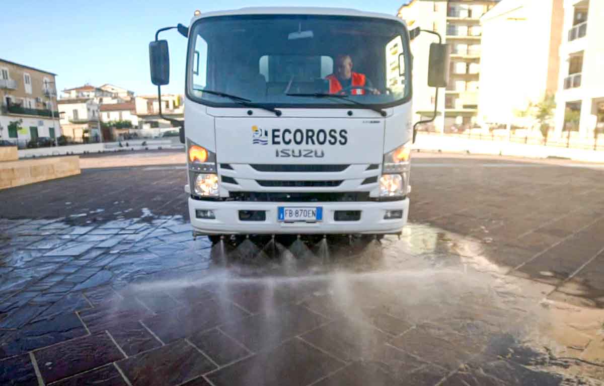 mezzo Ecoross per lavaggio delle strade