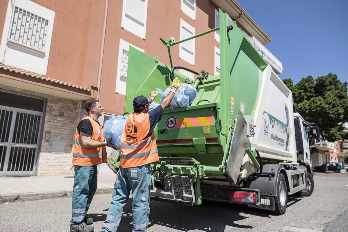 operatori ecologici prelevano sacchetti dei rifiuti per la raccolta del multimateriale