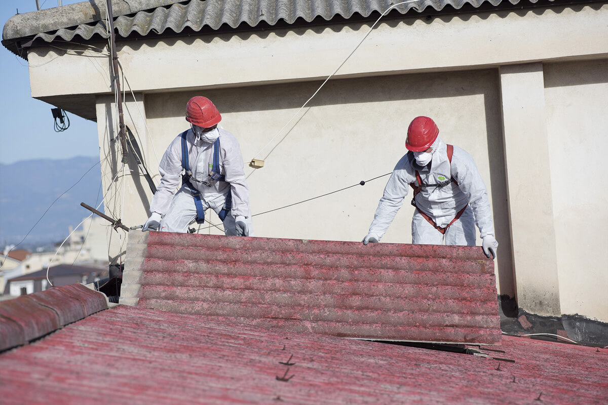 operatori ecoross rimuovono in sicurezza tetto in amianto