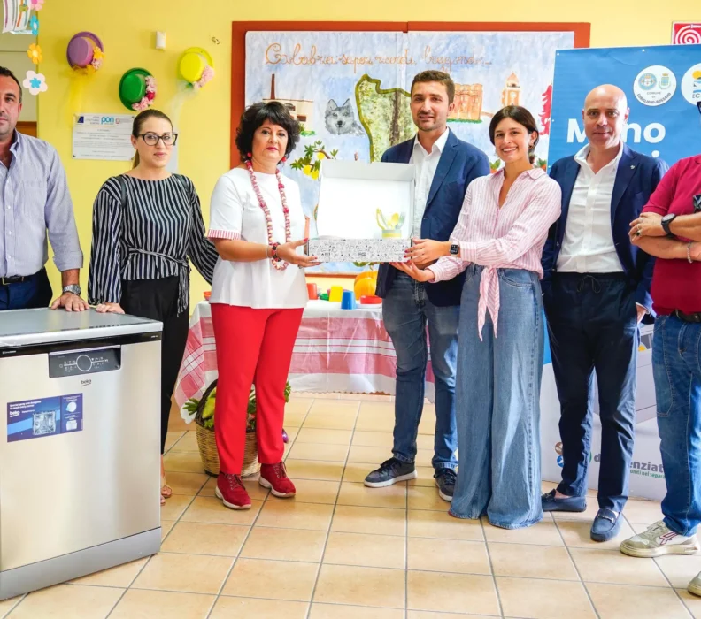 Mense scolastiche più sostenibili, consegnate lavastoviglie ad alta efficienza e kit riutilizzabili