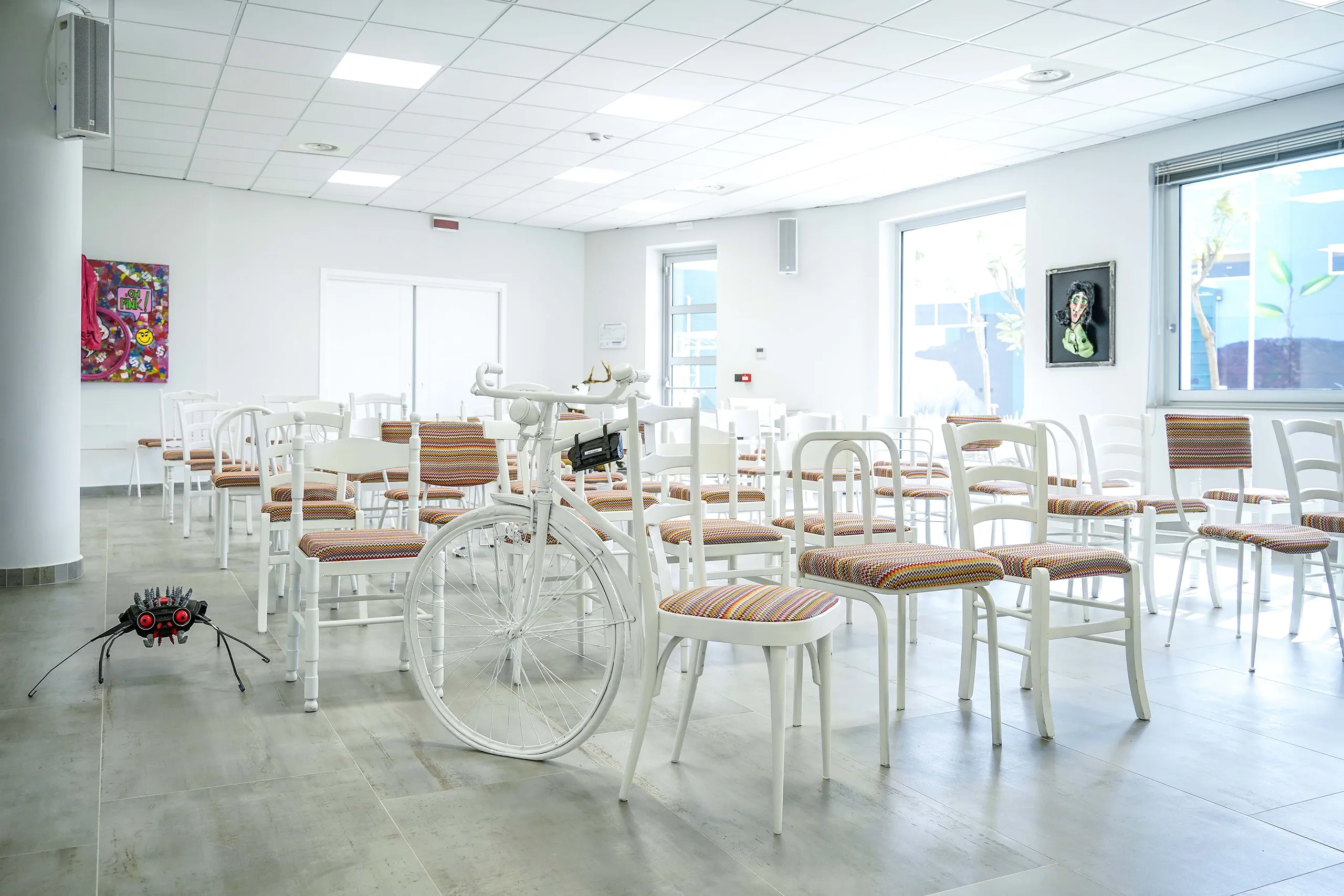 Parco Biometano Ecoross con sedie bianche e installazioni artistiche